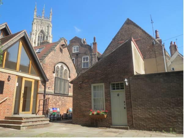Trembling Madness Apartments York Extérieur photo