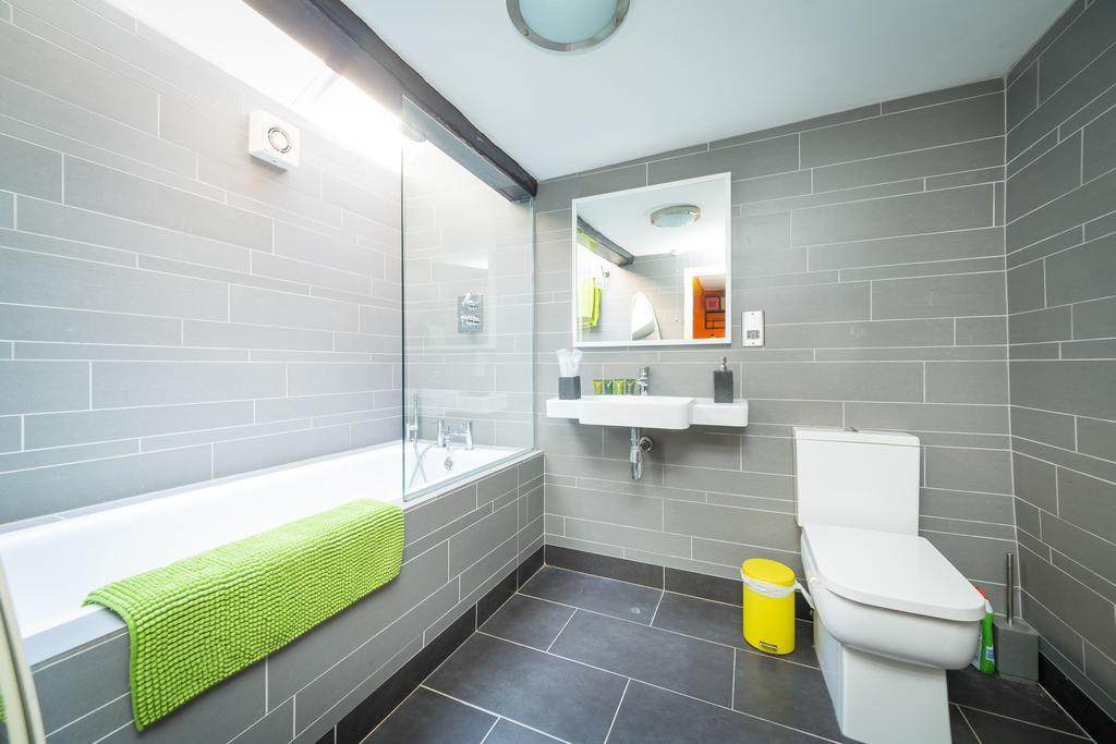 Trembling Madness Apartments York Extérieur photo
