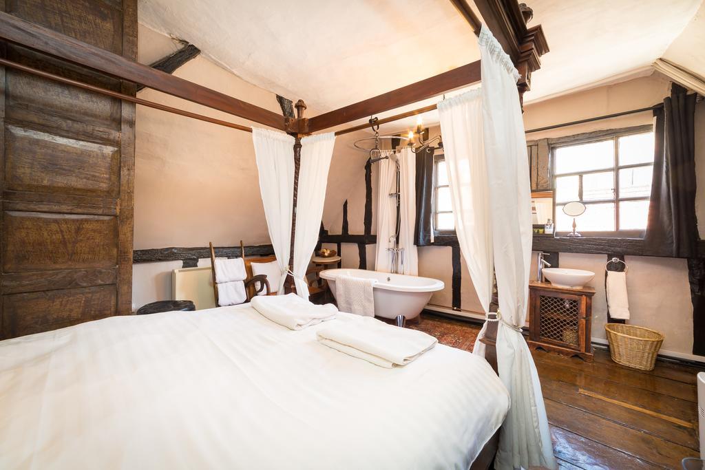 Trembling Madness Apartments York Extérieur photo